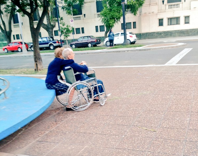 La foto de dos abuelos abrazados en una plaza que enamoró a todos y se volvió viral