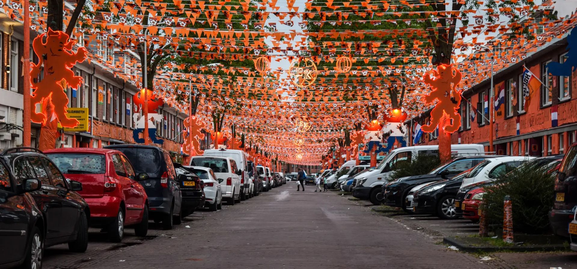 Una calle decorada con pintura naranja, pancartas y 65 km de banderas en anticipación al campeonato de fútbol de la Eurocopa 2024, La Haya, Países Bajos. Fotografía: Mouneb Taim/Anadolu/Getty Images Una calle decorada con pintura naranja, pancartas y 65 km de banderas en anticipación al campeonato de fútbol de la Eurocopa 2024, La Haya, Países Bajos. Fotografía: Mouneb Taim/Anadolu/Getty Images