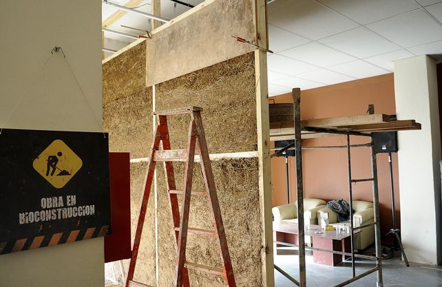 Innovación. Las obras se realizan con una particular técnica de construcción que incluye barro y materiales no industrializados. (foto: Francisco Guillén)