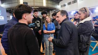 El Ministro de Transporte de la Nación, Diego Giuliano, dialoga con alumnos de las escuelas.&nbsp;