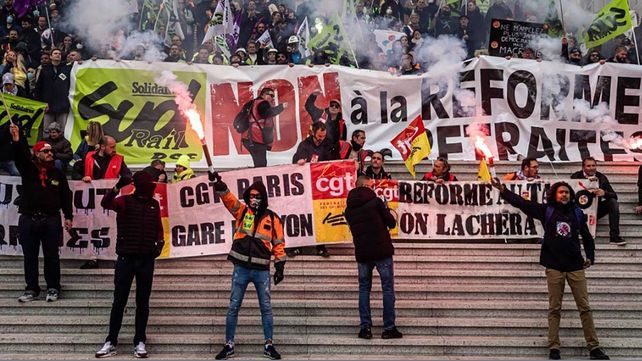 Las movilizaciones en Francia comenzaron por reclamos de docentes y estudiantes ante la falta de personal y recursos. El Gobierno denunció saqueos e incendios