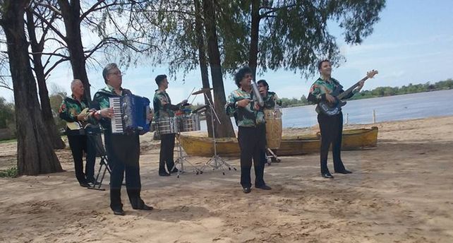 Los Palmeras grabaron en el balneario municipal de Paraná