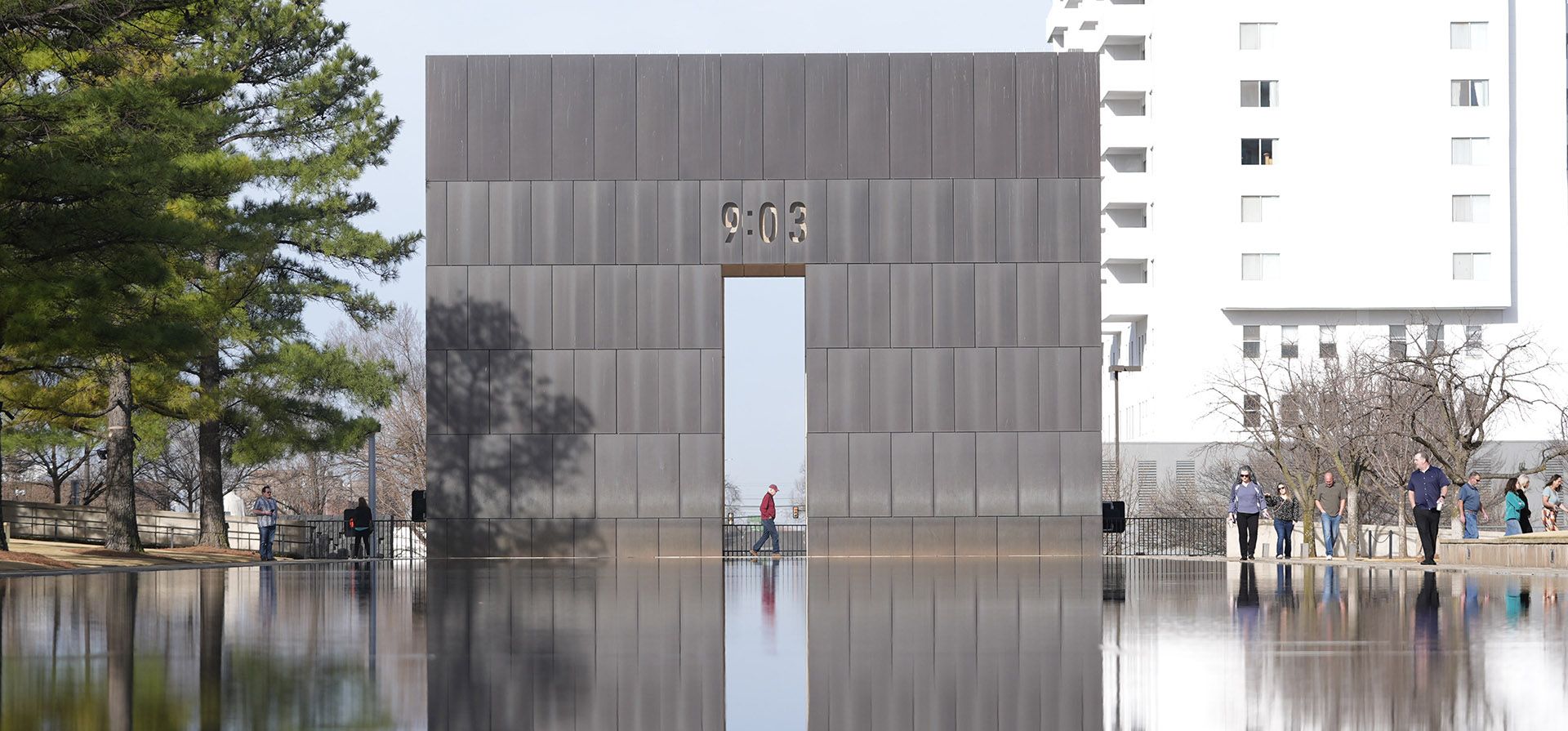Visitantes caminan alrededor del Estanque Reaccionario en el Museo y Monumento Nacional de Oklahoma City, el 12 de marzo de 2025. (Foto AP/LM Otero) Visitantes caminan alrededor del Estanque Reaccionario en el Museo y Monumento Nacional de Oklahoma City, el 12 de marzo de 2025. (Foto AP/LM Otero)