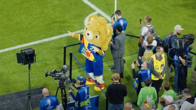 Un youtuber se coló en la apertura de la Eurocopa disfrazado de mascota