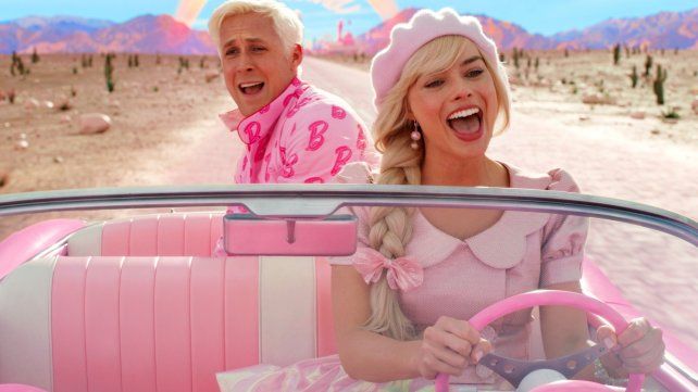 Ryan Gosling y Margot Robbie en Barbieland.