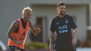 Rodrigo De Paul y Lionel Messi se divierten en la práctica.&nbsp;