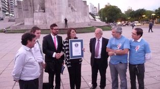 Miguel Pedrola y otros referentes del VIH/Sida de Rosario posan junto a la intendenta Mónica Fein al recibir la certificación de los Guinness. Fue en 2013.