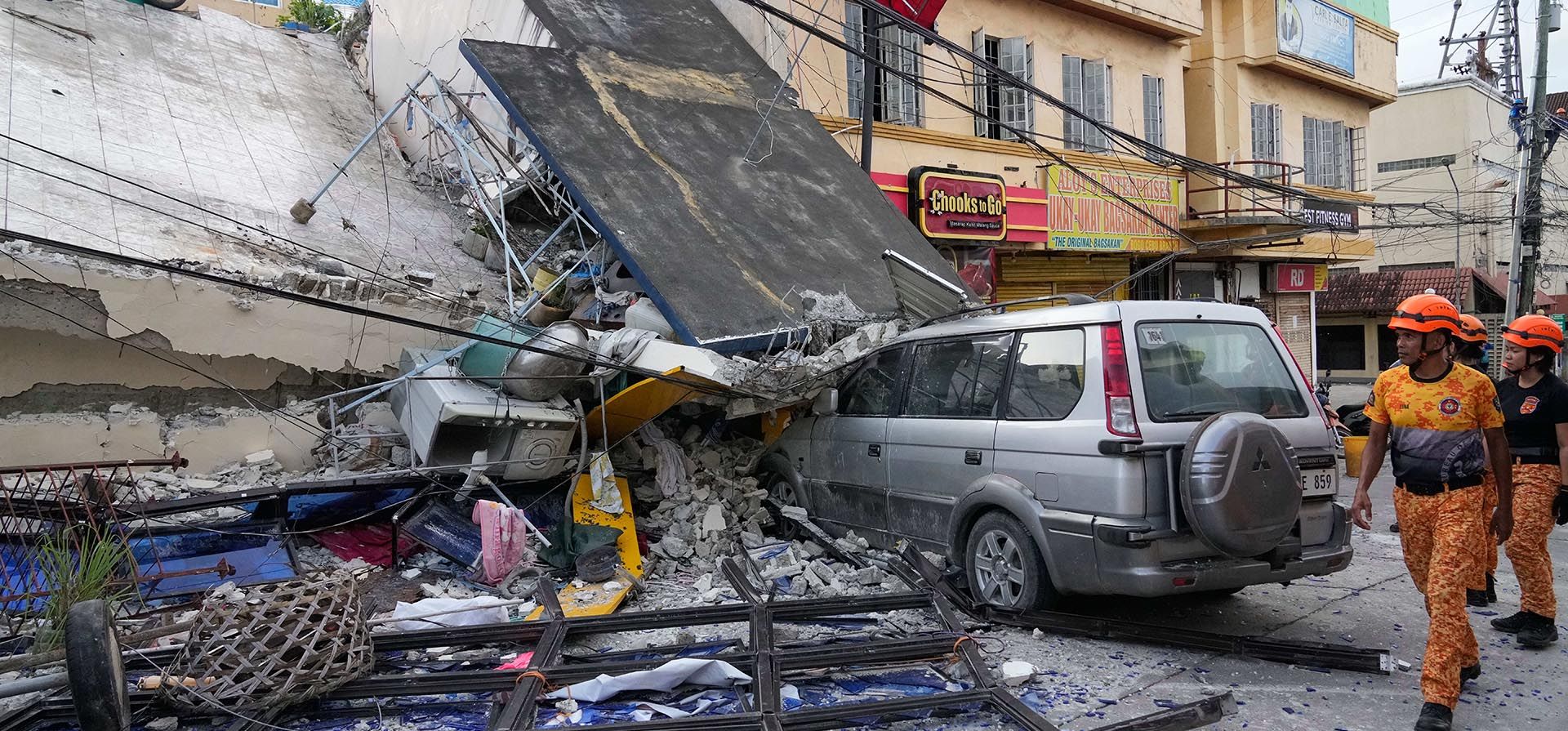 Bomberos caminan junto a un edificio derrumbado tras un fuerte terremoto en la ciudad de Bogo, provincia de Cebú, Filipinas central, el jueves 2 de octubre de 2025. (Foto AP/Aaron Favila) Bomberos caminan junto a un edificio derrumbado tras un fuerte terremoto en la ciudad de Bogo, provincia de Cebú, Filipinas central, el jueves 2 de octubre de 2025. (Foto AP/Aaron Favila)
