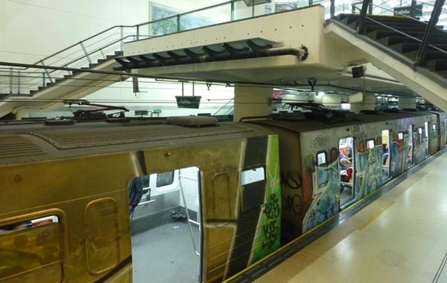 Estación Juramento. Los alemanes vandalizaron vagones de la Línea D el martes a la noche. Tenían 10 aerosoles.