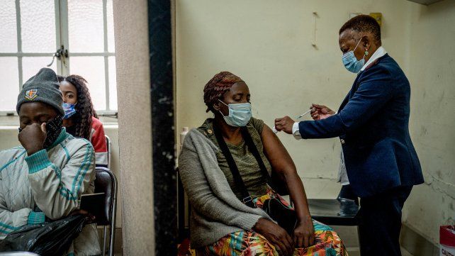 La Ómicron surgió en Sudáfrica en noviembre pasado y en pocas semanas se expandió por el mundo.&nbsp;