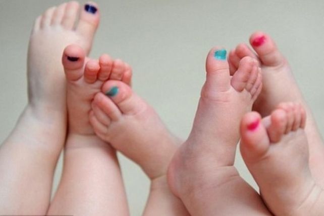 Le pinta las uñas a sus trillizas sólo para diferenciarlas