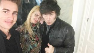 Yuyito González, su hijo Stefano y Javier Milei, en familia. “Noche de viernes en Olivos, cena familiar con mi hijo Toto Di Aloy y mi novio Javier Milei”