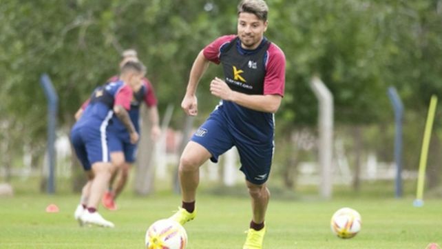 Mira la pelota. Palacios es el atacante que Newells negocia con Independiente.