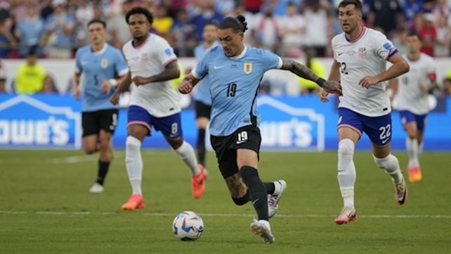 Darwin Núñez encara con pelota al pie seguido por McKennie y Scally.