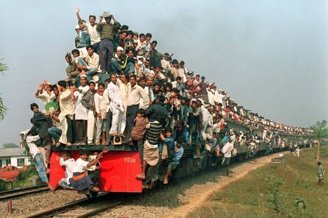 Viajar en tren en la India muchas veces significa arriesgar la vida.&nbsp;