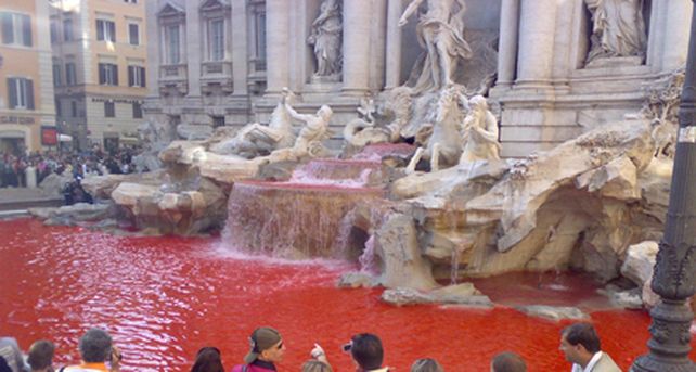 Vuelven a te&ntilde;ir de rojo la Fontana di Trevi