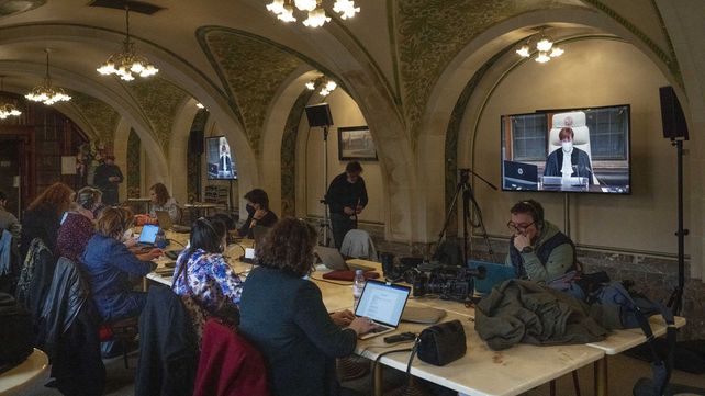 Un grupo de periodistas acreditados escucha el fallo de la magistrada Joan Donoghue