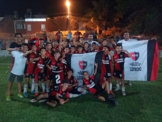 Fiesta rojinegra. La categoría 2011 de Newell’s armó su carnaval al obtener el título.&nbsp;