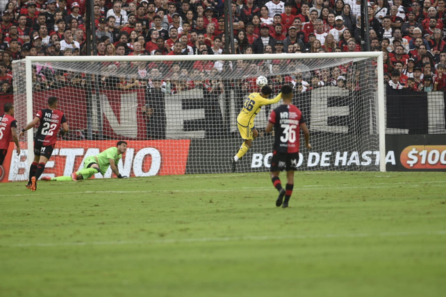 Cristian Medina convierte el primer gol del partido para Boca que le gana 1 a 0 a Newells