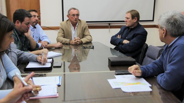 Preocupación. El ministro Daniel Costamagna presidió ayer el encuentro con productores y legisladores.