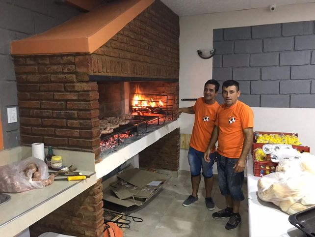 Raúl y Keko se encargaron de la parrilla.&nbsp;