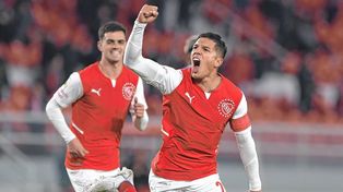 Lucas Romero festeja el gol de Independiente en su cancha.