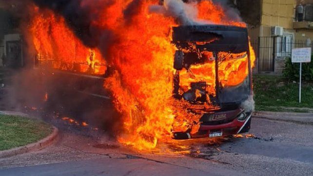 La unidad de la línea 7 estaba en servicio y trasladaba pasajeros cuando se incendió.
