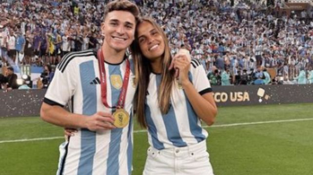 Julián Álvarez y su novia Emilia Ferrero en Qatar