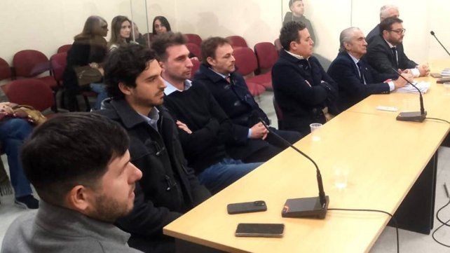 El condenado Van Brook -tercero de izquierda a derecha- y el absuelto exintendente de Arroyo Seco