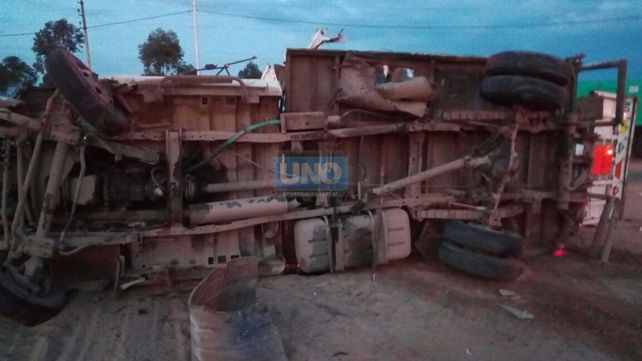 Choque frontal entre un camión y una camioneta en el acceso a Colonia Roca