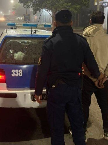 Robó objetos de un auto estacionado, lo descubrieron y quedó detenido