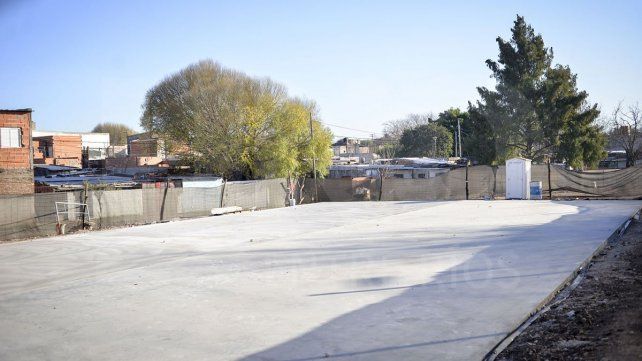 Barrio 1° de Julio: construyen un playón polideportivo e inaugurarán un mural