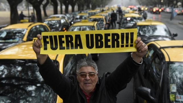 Foco de resistencia. Los taxistas se oponen férreamente a que  desembarque Uber en Rosario. Son una gran remisería ilegal
