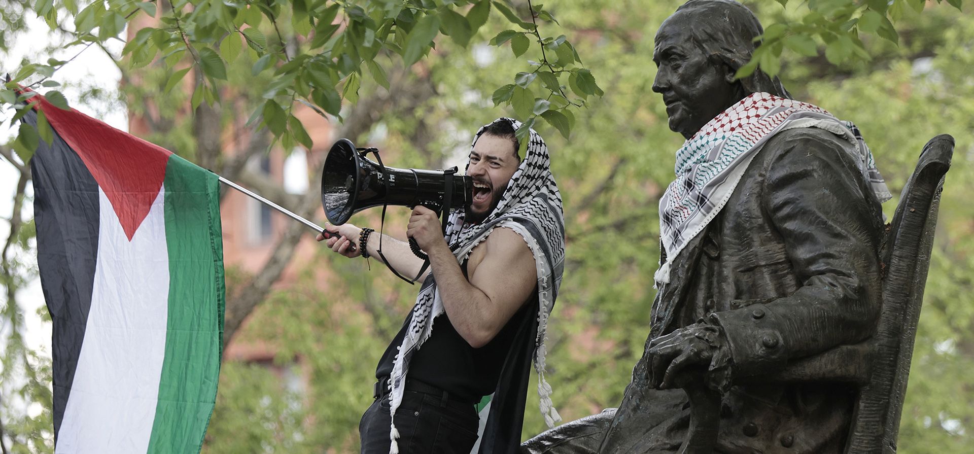 Un joven estudiante junto a la estatua de Benjamín Franklin durante una protesta pro-palestina en College Green en el corazón del campus de la Universidad de Pensilvania en Filadelfia el jueves 25 de abril de 2024. (Elizabeth Robertson/The Philadelphia Inquirer vía AP) Un joven estudiante junto a la estatua de Benjamín Franklin durante una protesta pro-palestina en College Green en el corazón del campus de la Universidad de Pensilvania en Filadelfia el jueves 25 de abril de 2024. (Elizabeth Robertson/The Philadelphia Inquirer vía AP)