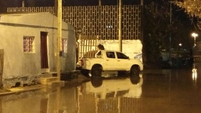 El agua gana las calles en la noche de Concordia.&nbsp;
