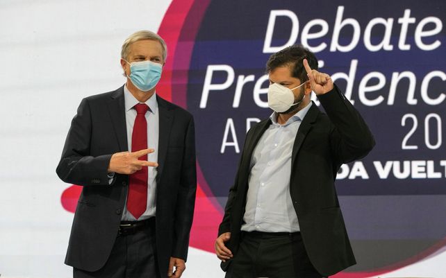 El ultraderechista Kast y el izquierdista Boric el pasado viernes en un debate presidencial en Santiago.