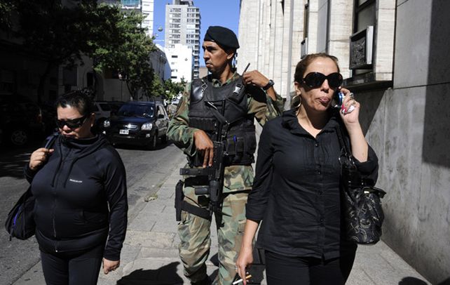 Al salir. Norma Acosta (derecha) al retirarse ayer de Tribunales. Su ex marido murió el viernes en la alcaidía y ella afrontará en junio un juicio por drogas.