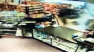 Intent&oacute; atropellar a su novia, destroz&oacute; un minimarket, rob&oacute; un auto y choc&oacute; con un cami&oacute;n