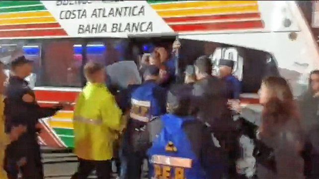Jugadores y dirigentes se enfrentaron con la Policía en el playón de estacionamiento.