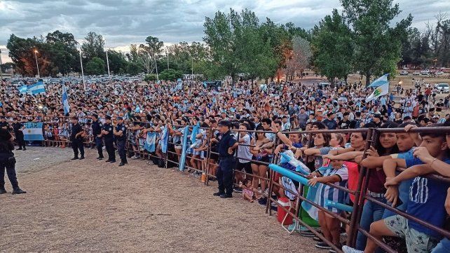 Una gran cantidad de personas espera a Lisandro Martínez.