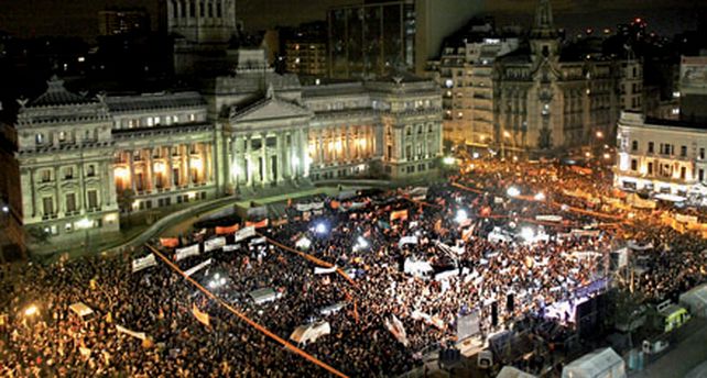 Multitudinaria manifestaci&oacute;n contra el matrimonio gay frente al Congreso