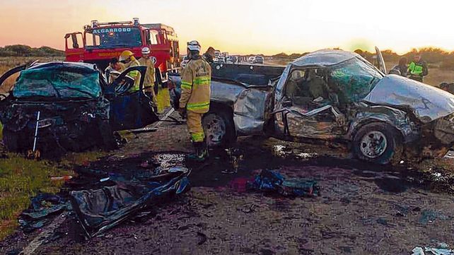 ruta nacional 22. La Chevrolet S-10 se cruzó de carril por el impacto y fue chocada por la Renault Sandero.