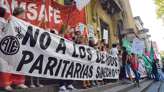 Empleados. Tanto el gremio de los maestros