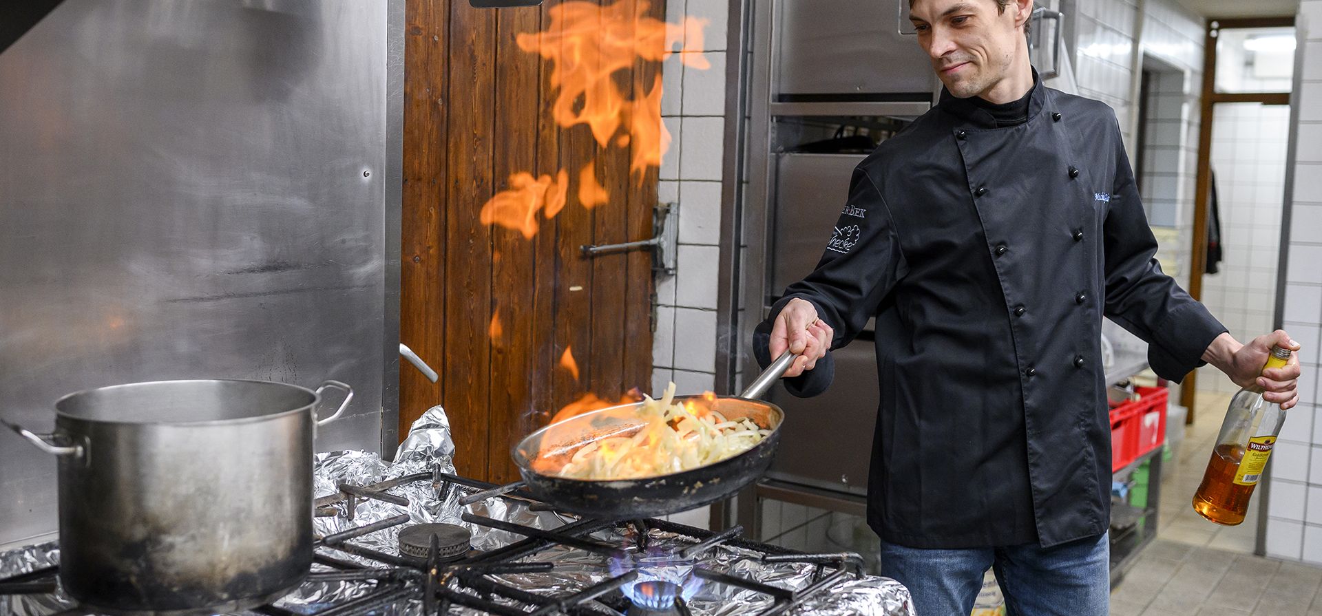 Vitaly de Kiev ayuda en la cocina con la familia Glas en Dippertz, Alemania, el martes 5 de abril de 2022. Llegó a Alemania el 17 de marzo, junto con su familia, después de huir de Kiev. Quiere trabajar como cocinero en el restaurante asador Kneshecke. Para hacerlo, necesita un número de seguro social y un permiso de residencia, que solicitó hoy. Si se aprueba la solicitud, puede trabajar como cocinero.