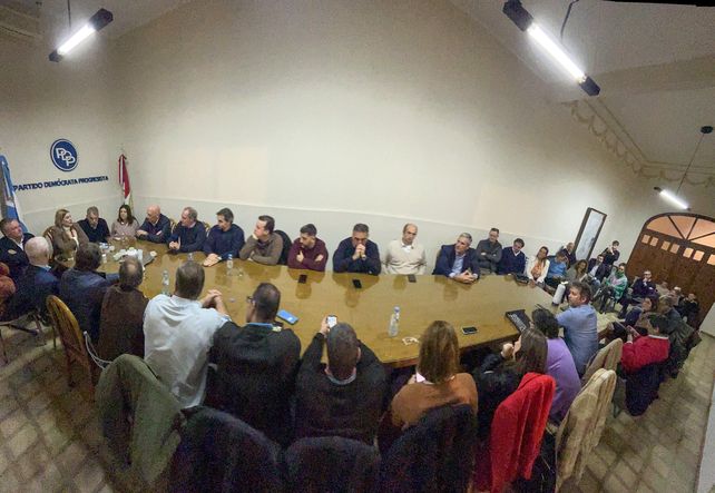 Las conducciones de los partidos que integran Unidos confluyeron en la sede rosarina del PDP.