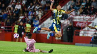 Hasta acá nomás. Chaves llega un segundo antes que Veliz, que vuela por los aires.