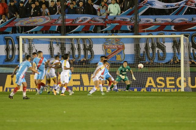 Central venció a Arsenal con dos de penal de su goleador y arquero, Servio, y un golazo de Veliz