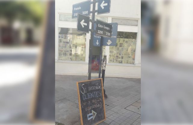 En la esquina de Francia y Crespo. Un kiosquero pide clientes con un cartel inédito.