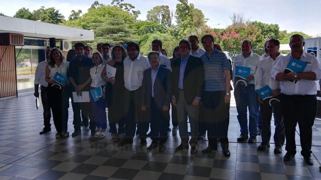 Representantes de ambas provincias se sacaron una foto grupal durante el acto