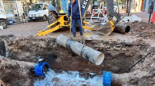 Aguas Santafesinas S. A. (Assa) reparó un caño roto de agua el sábado 19 de julio de 2025 en Urquiza y Alvear.